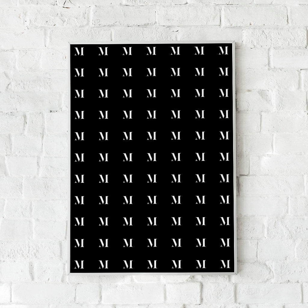 Grafisk plakat med gentagne bogstaver "M" i sort-hvid stil.