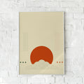 Japansk-inspireret plakat med en stor sol og bølgende linjer.