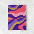Psykedelisk plakat med bølgende former i lilla, pink og orange nuancer.