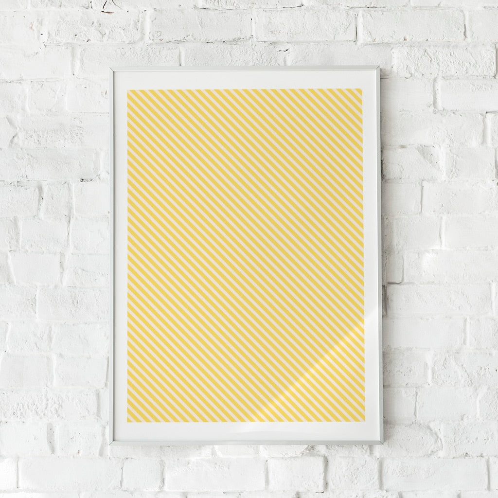 Geometrisk plakat med diagonale gule og hvide striber.