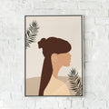 Minimalistisk plakat med en kvindesilhuet og planteillustrationer.