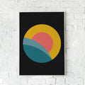 Minimalistisk plakat med en stor gul sol og bløde, bølgende former.