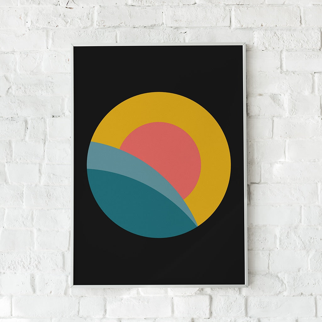 Minimalistisk plakat med en stor gul sol og bløde, bølgende former.