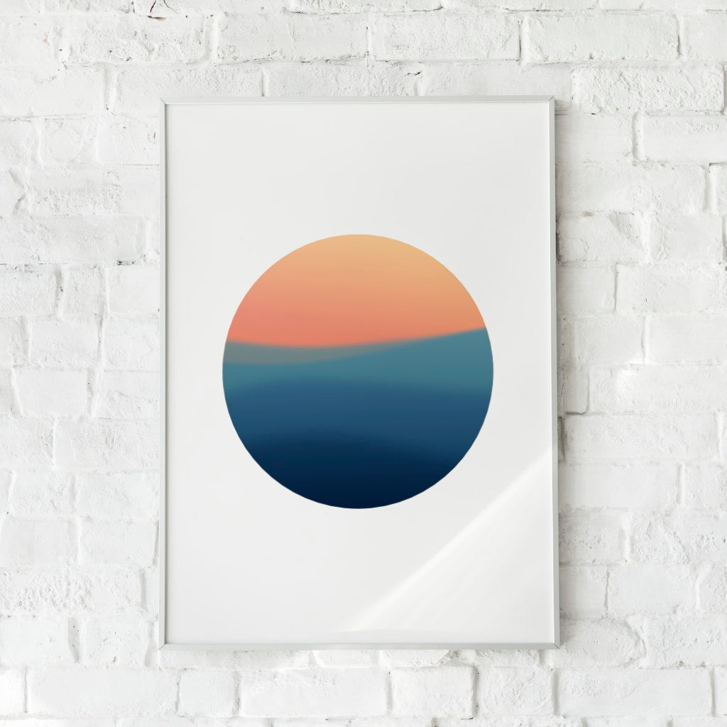 Grafisk plakat med en stiliseret solnedgang i orange og blå nuancer.