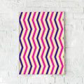 Plakat med zigzag-mønster i livlige farver som blå, pink og gul.