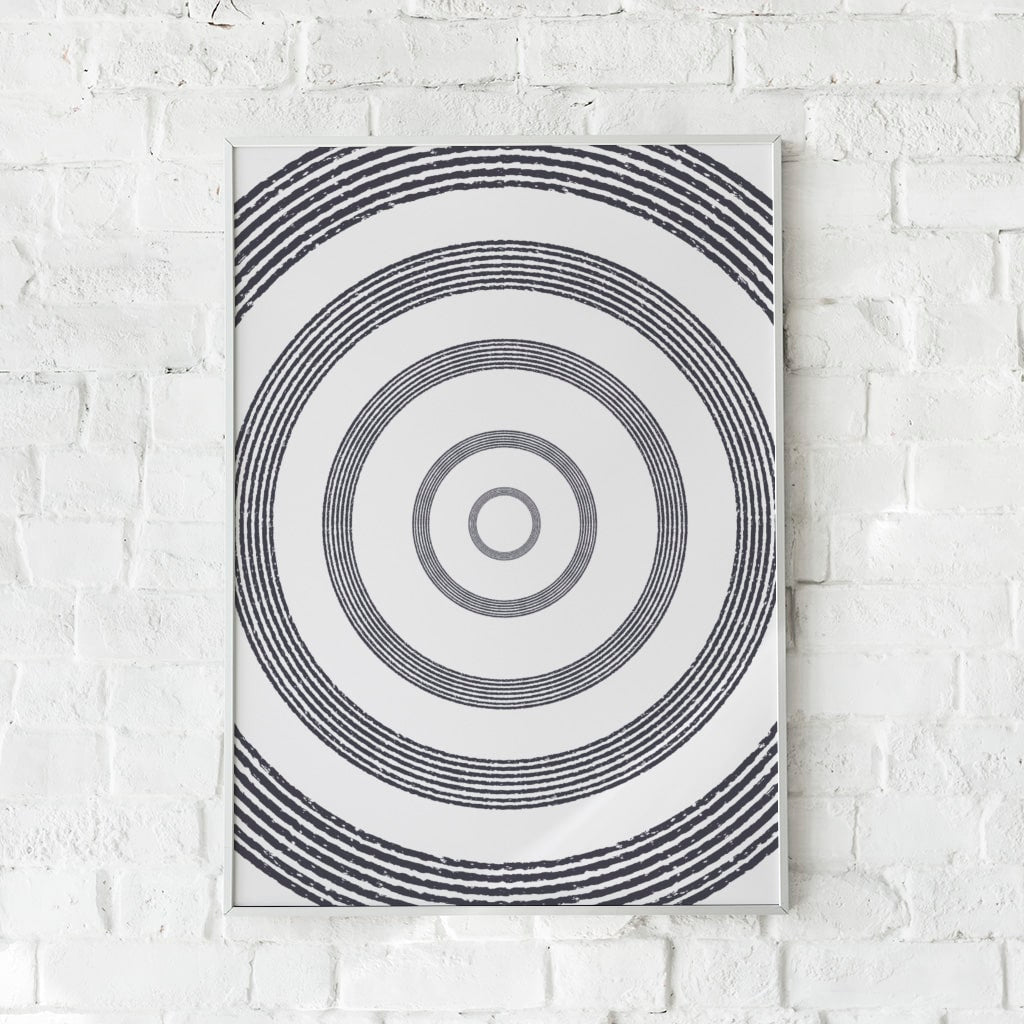 Grafisk sort-hvid plakat med koncentriske cirkler.	