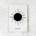 Minimalistisk plakat med en sort sol og bølgende stråler.