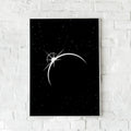 Minimalistisk plakat med en lysende måne på sort baggrund.