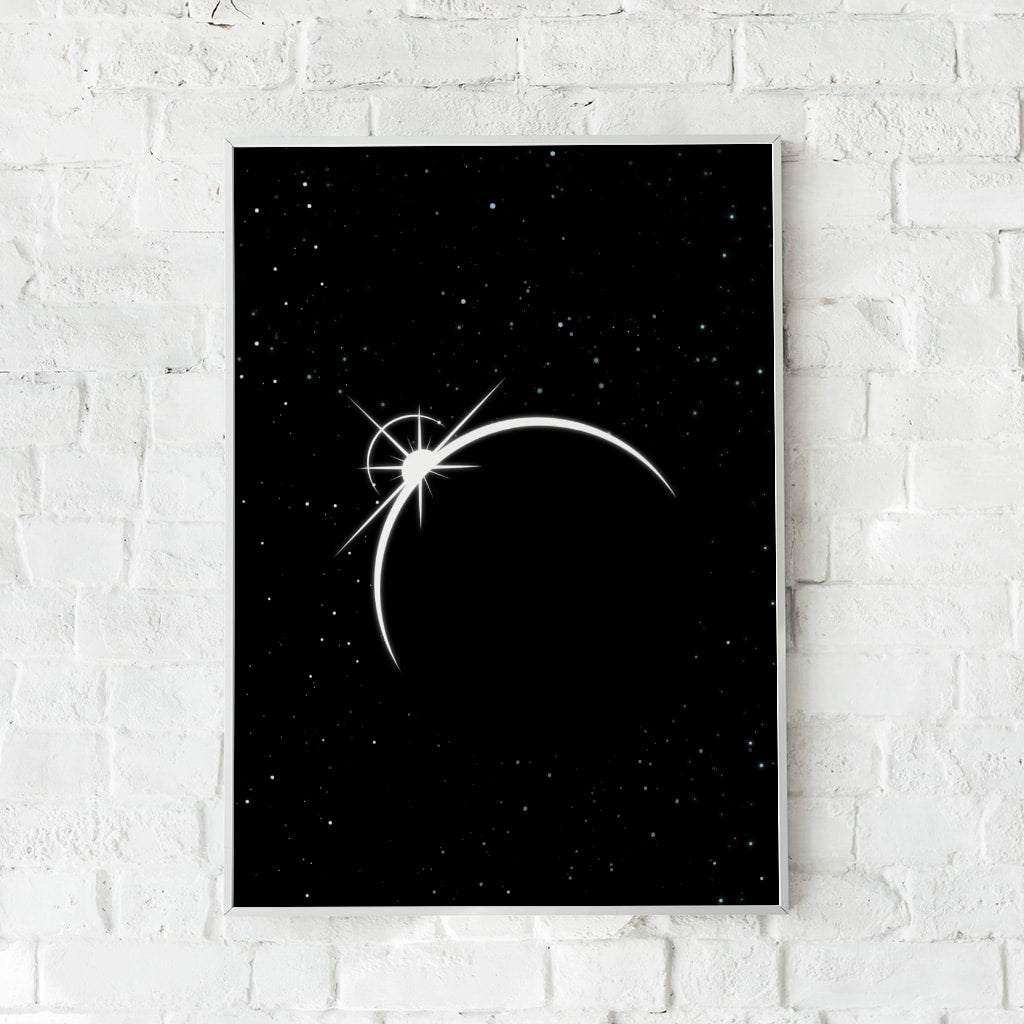 Minimalistisk plakat med en lysende måne på sort baggrund.
