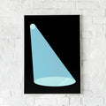 Minimalistisk plakat med en blå lyskegle på sort baggrund.