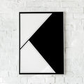 Sort-hvid plakat med skarpe geometriske former.