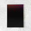 Geometrisk plakat med gradient-trekanter i rød, orange og sort.	