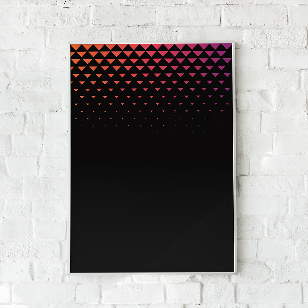 Geometrisk plakat med gradient-trekanter i rød, orange og sort.	