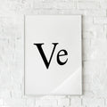 Hvid plakat med sort serif-typografi, der viser teksten “Ve”, hængende på hvid murstensvæg.