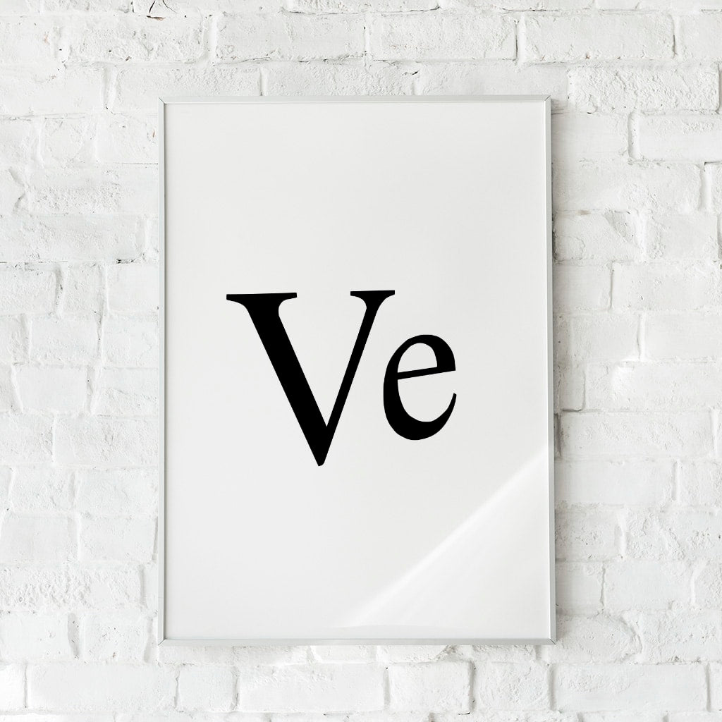 Hvid plakat med sort serif-typografi, der viser teksten “Ve”, hængende på hvid murstensvæg.