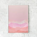 Minimalistisk plakat med rosa landskab og bløde farveovergange.