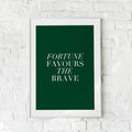 Motiverende plakat med citatet "Fortune Favours the Brave" på dybgrøn baggrund – "Be Brave".