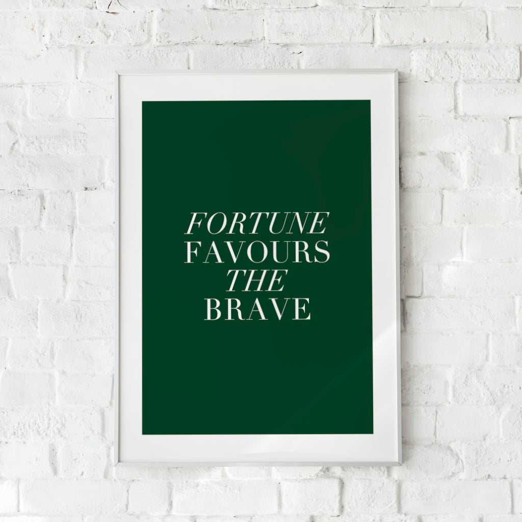 Motiverende plakat med citatet "Fortune Favours the Brave" på dybgrøn baggrund – "Be Brave".