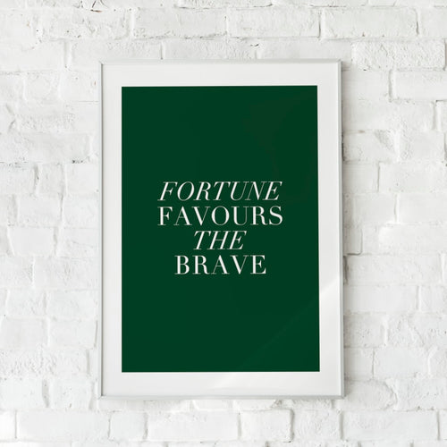 Motiverende plakat med citatet "Fortune Favours the Brave" på dybgrøn baggrund – "Be Brave".
