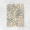Plakat med bølgende grønne linjer på beige baggrund – "Contour".