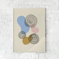 Abstrakt plakat med bløde farver og sorte spiralmønstre.