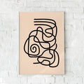 Minimalistisk plakat med organiske, sorte linjer på en beige baggrund. En elegant og moderne vægdekoration med et kunstnerisk præg.