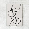 Minimalistisk plakat med sorte, snoede linjer på en beige baggrund.