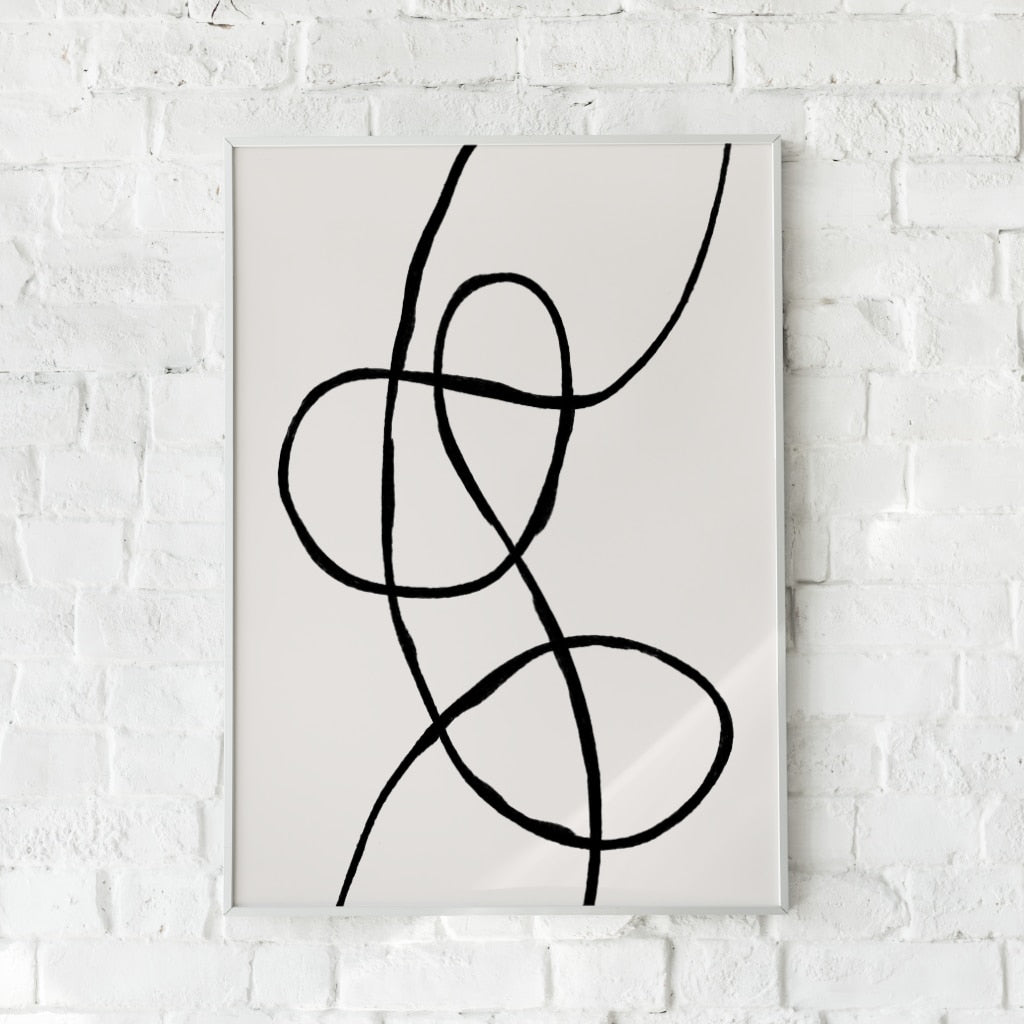 Minimalistisk plakat med sorte, snoede linjer på en beige baggrund.