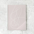 Minimalistisk plakat med en hvid, flydende stregtegning på en sart rosa baggrund. Enkelt, men kunstnerisk design, der udstråler lethed og spontanitet.