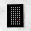 Minimalistisk plakat med hvide cirkler i et symmetrisk mønster på sort baggrund. En enkelt rød cirkel bryder mønstret og skaber kontrast. Perfekt til moderne og stilfuld indretning.