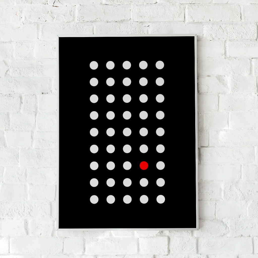 Minimalistisk plakat med hvide cirkler i et symmetrisk mønster på sort baggrund. En enkelt rød cirkel bryder mønstret og skaber kontrast. Perfekt til moderne og stilfuld indretning.
