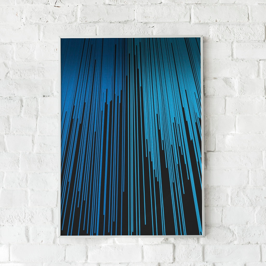 Minimalistisk plakat med lodrette blå linjer, der falder mod en mørk baggrund. Et moderne og dynamisk kunstværk med et elegant udtryk.