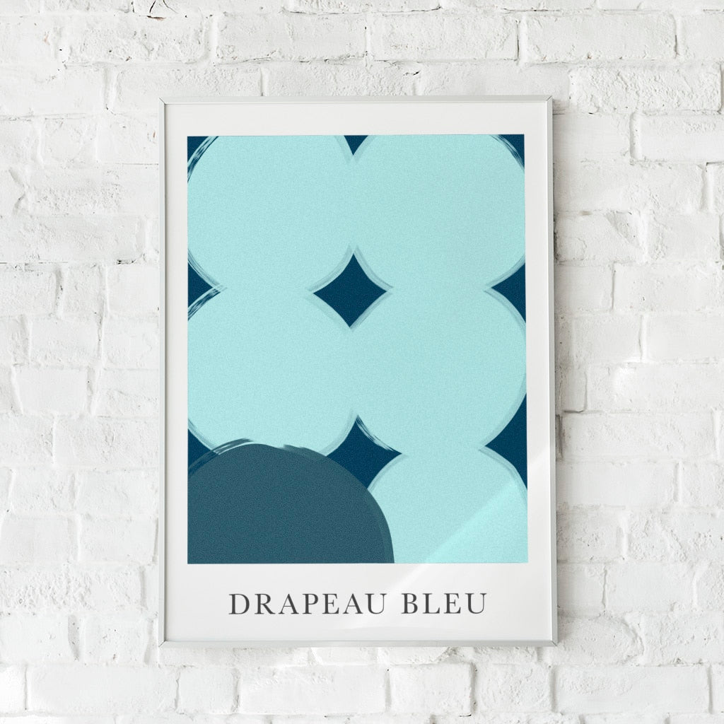 Geometrisk plakat i blå nuancer med bløde, runde former. En elegant og minimalistisk vægdekoration inspireret af skandinavisk design.