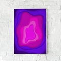 Abstrakt plakat med lag i lilla, pink og blå, der skaber dybde og bevægelse. En kunstnerisk vægdekoration med et moderne udtryk.