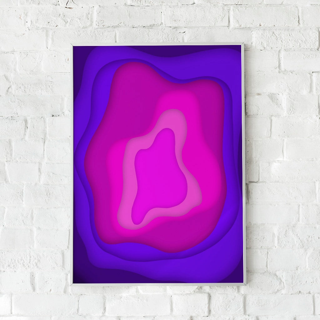 Abstrakt plakat med lag i lilla, pink og blå, der skaber dybde og bevægelse. En kunstnerisk vægdekoration med et moderne udtryk.