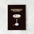 Plakat med en stilfuld illustration af en espresso martini på en mørk baggrund. En elegant vægdekoration til hjemmebaren eller køkkenet.