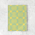 Geometrisk plakat med et mønster af flydende linjer i gule og grønne nuancer. En moderne vægdekoration med tekstil-lignende design.