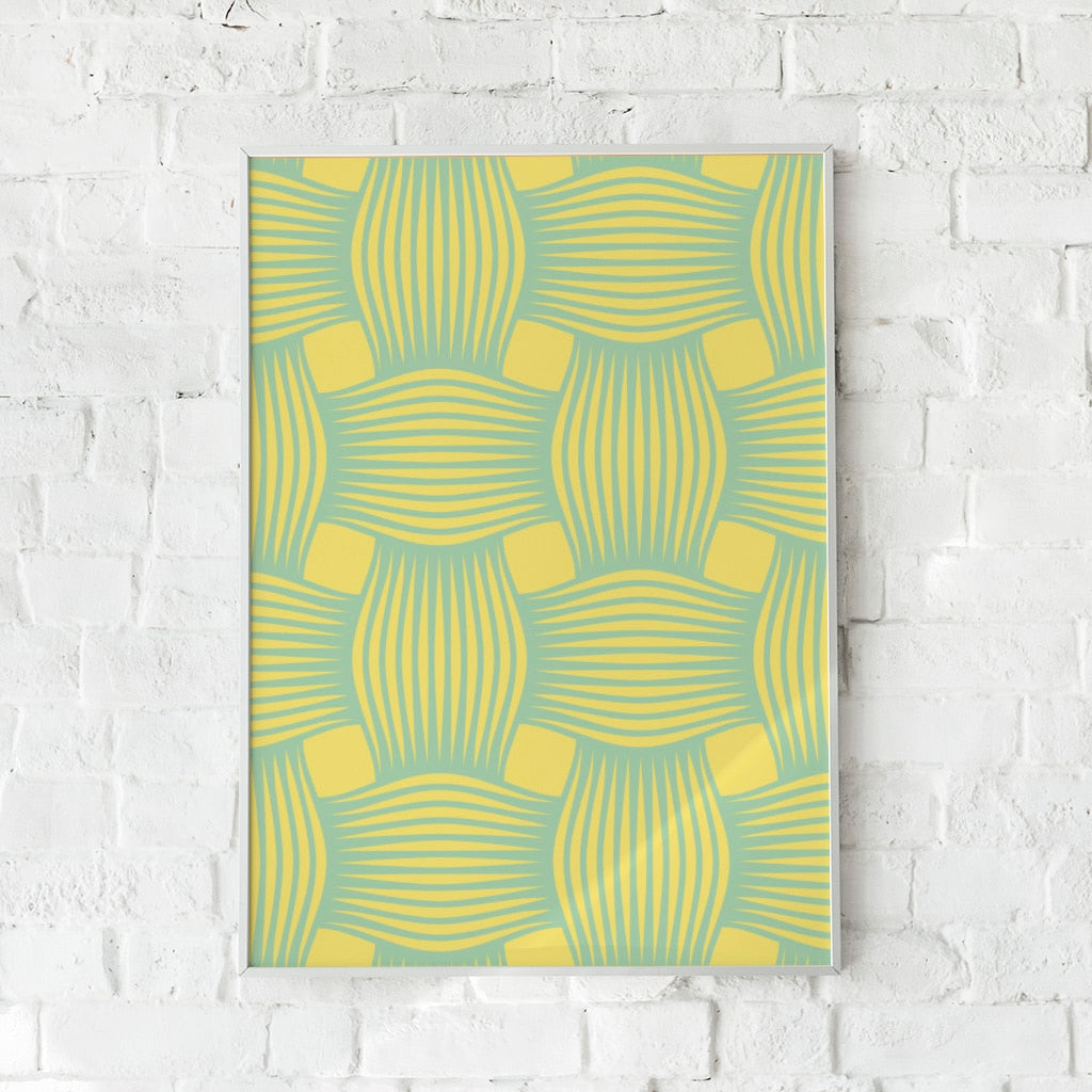 Geometrisk plakat med et mønster af flydende linjer i gule og grønne nuancer. En moderne vægdekoration med tekstil-lignende design.
