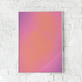 Minimalistisk plakat med bløde farveovergange i rosa, lilla og orange.