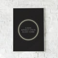 Minimalistisk plakat med en neoncirkel og citatet "A GOAL WITHOUT A PLAN IS JUST A WISH".