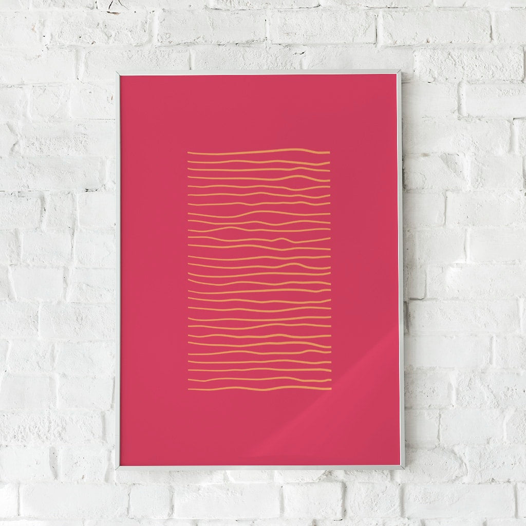 Minimalistisk plakat med gyldne, bølgende linjer på en dyb bærfarvet baggrund.