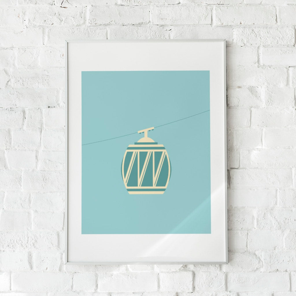 Minimalistisk plakat med en stiliseret kabelbanevogn på en blå baggrund.