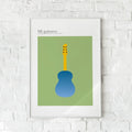 Minimalistisk plakat med en stiliseret guitar i blå og gul på grøn baggrund.