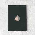 Plakat med en geometrisk monolit i beige og grå på en mørkegrøn baggrund.