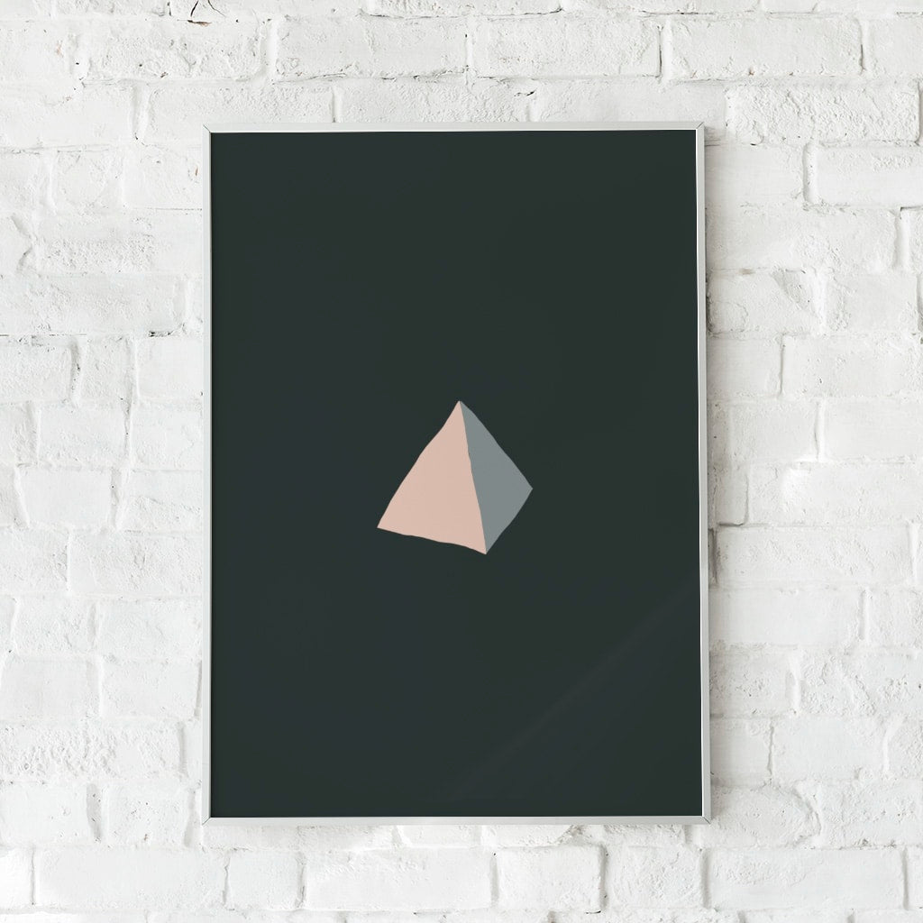 Plakat med en geometrisk monolit i beige og grå på en mørkegrøn baggrund.