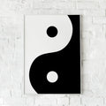 Yin og yang-inspireret plakat i sort-hvid design. Perfekt til at skabe balance og harmoni i hjemmet.