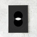 Minimalistisk plakat med sorte cirkler og en hvid kontrast. Et tidløst design, der skaber ro og balance.