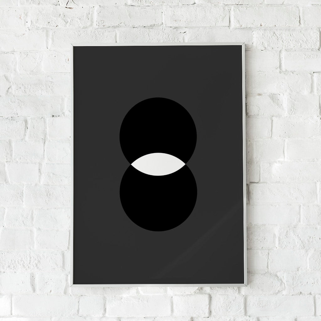 Minimalistisk plakat med sorte cirkler og en hvid kontrast. Et tidløst design, der skaber ro og balance.
