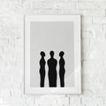 Minimalistisk plakat med tre sorte silhuetfigurer på en neutral baggrund.