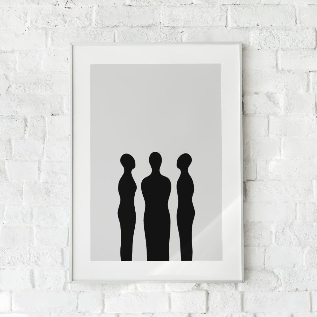 Minimalistisk plakat med tre sorte silhuetfigurer på en neutral baggrund.